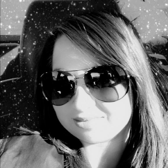 Meet your Posher, Raquel - Picture 1 of 2